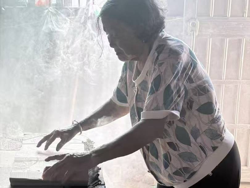 放弃照顾奶奶 失业的孙女发帖获4万点赞