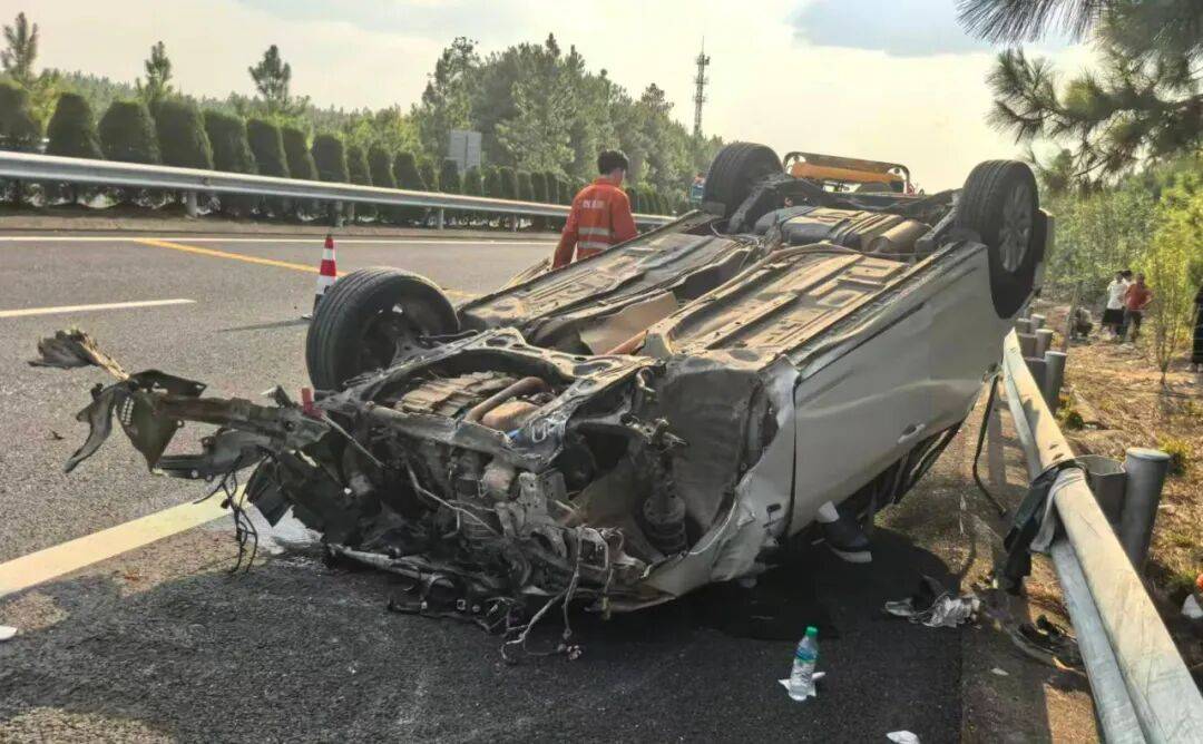 “我撒谎天打雷劈！”男子高速突然强行变道致翻车，反诬赖对方