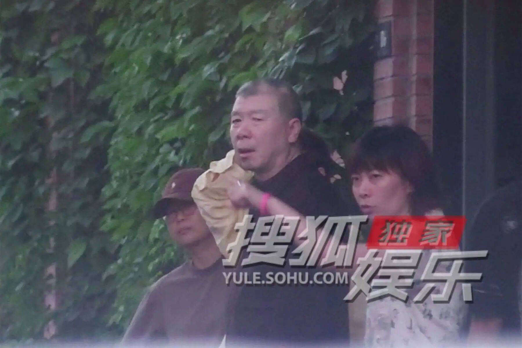 考古|冯小刚带女儿去陈思诚工作室！开个人账号还读影视专业，她也要“女承父业”吗？