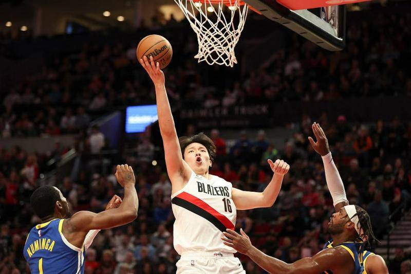 NBA季前赛｜杨瀚森篮板创新高 与主帅单独交流跑位问题