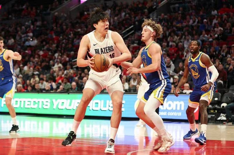 NBA季前赛｜杨瀚森篮板创新高 与主帅单独交流跑位问题