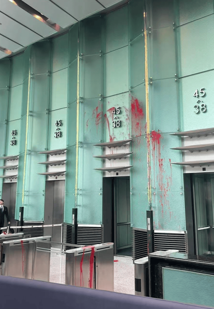 男子求见李嘉诚被拒，大闹长江集团中心：泼红漆、打伤保安被逮捕