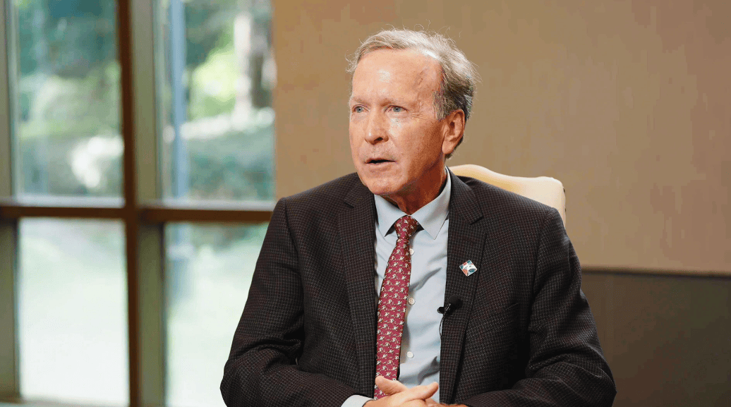 美国前总统之子直言:我去过中国150次,确信中国无敌意,是美国在撒谎