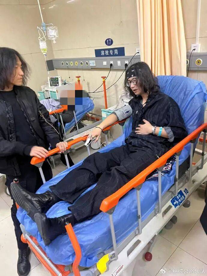 突发!知名音乐人摔下舞台,断了6根肋骨!