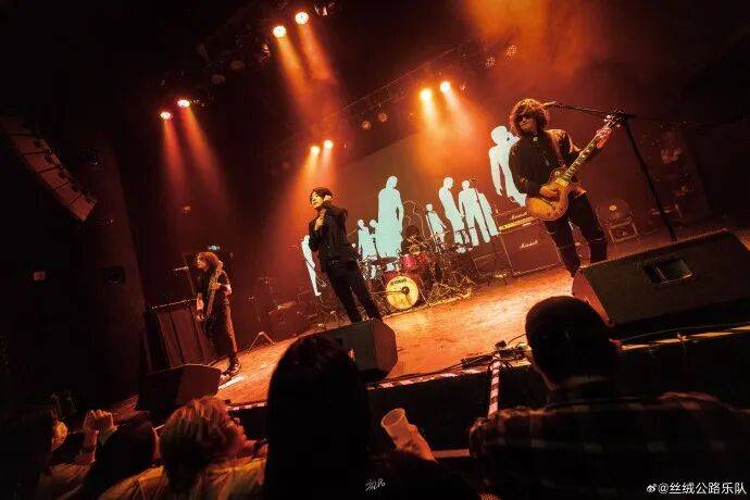 突发!知名音乐人摔下舞台,断了6根肋骨!