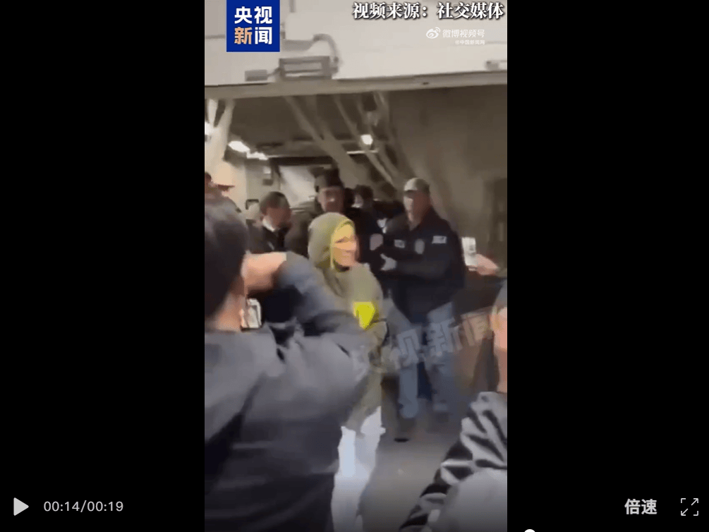 马杜罗现身美国缉毒局采指纹,英语、西班牙语切换和众人打招呼,疑似左腿受伤