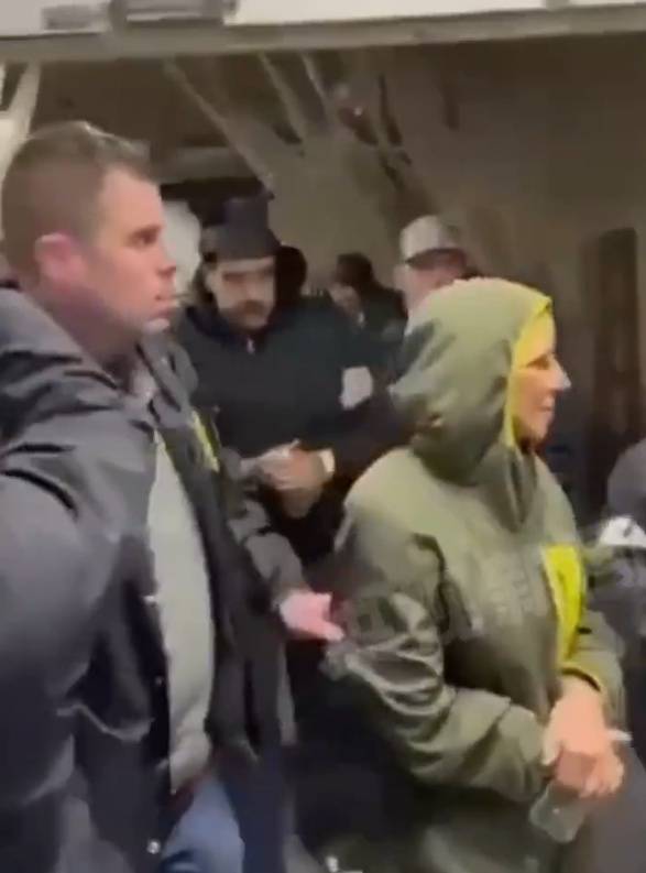 马杜罗现身美国缉毒局采指纹,英语、西班牙语切换和众人打招呼,疑似左腿受伤