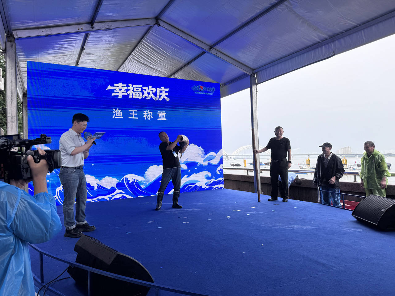 冒雨抢鲜!今天钱塘江江鲜正式回归,39.2斤“鱼王”6999元被拍走