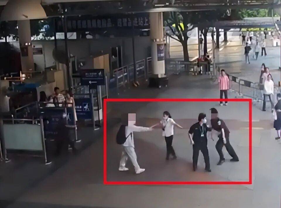 高校教师在南宁火车站走错出口，与安检员发生冲突全身10处挫伤，警方认定双方互殴各拘留5天；当事人发声：8月11日开庭，要求撤销行政处罚