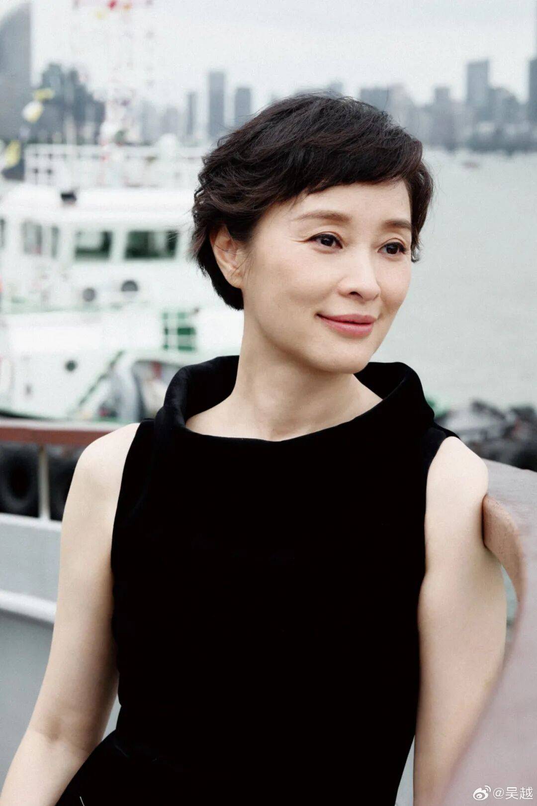 演员吴越深夜辟谣“十分抗拒和年轻男演员演情侣”，此前有报道称在《我的前半生》拍摄期间才知道雷佳音比自己小11岁