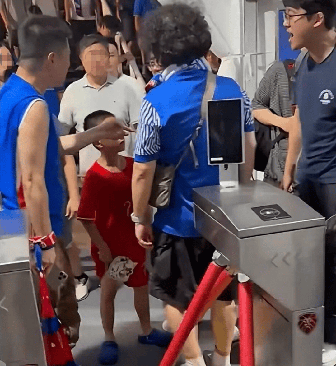警方通报“小孩穿武磊球衣被围堵”事件