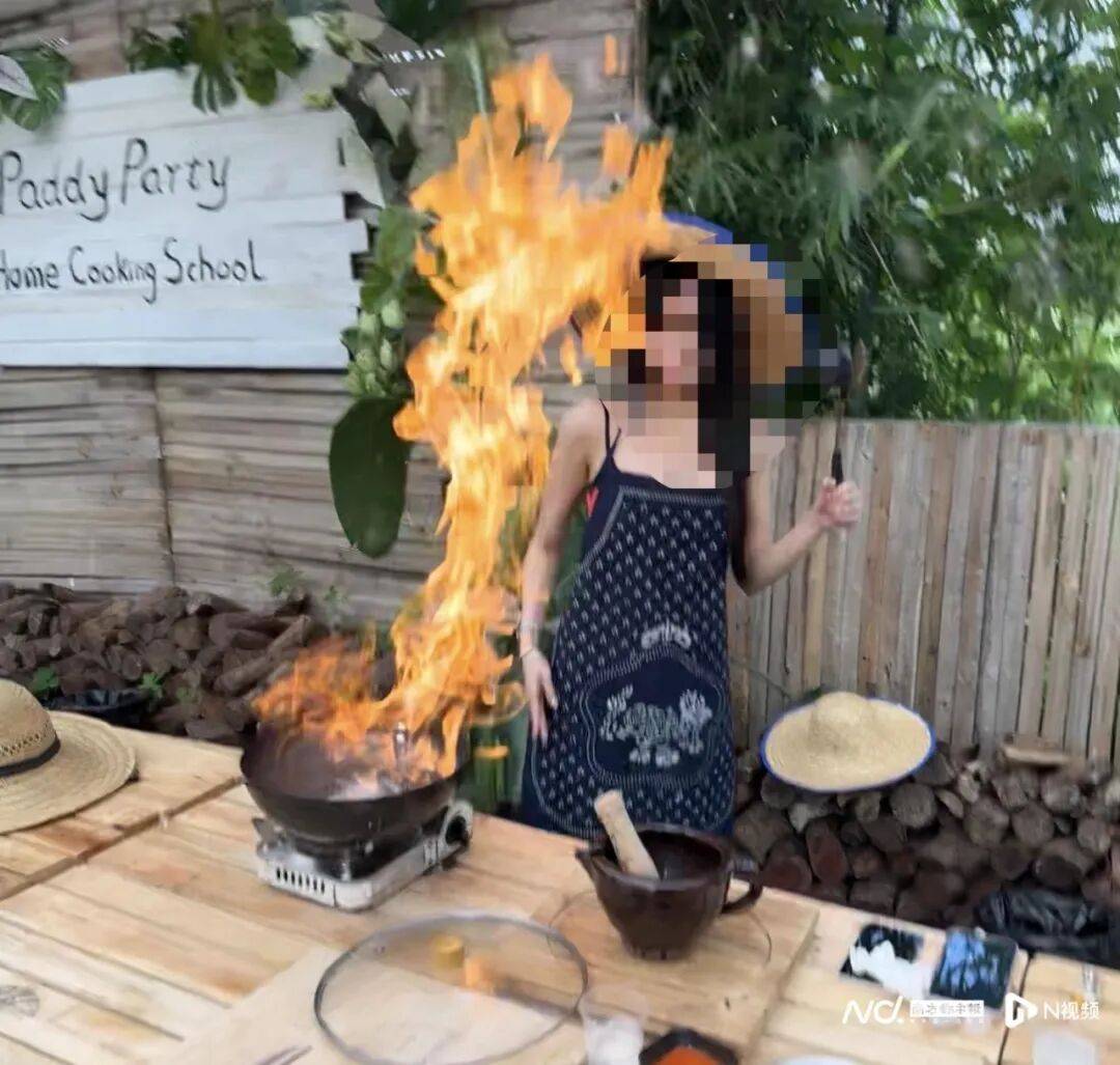 火焰瞬间上蹿！工作人员往锅里直接倒酒，致女子双手烧伤，涉事店家停业