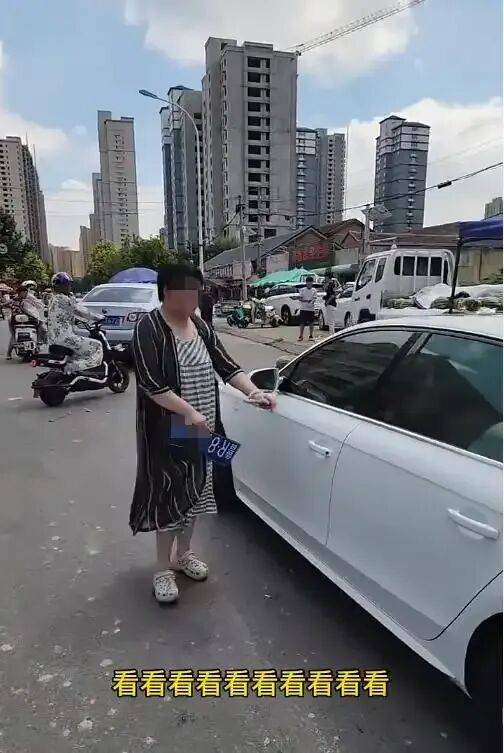 山东菏泽一白色奥迪前后车牌咋不一致？被发现后女司机将前车牌扔进驾驶室；当地交警：已采取措施，将公示处置结果