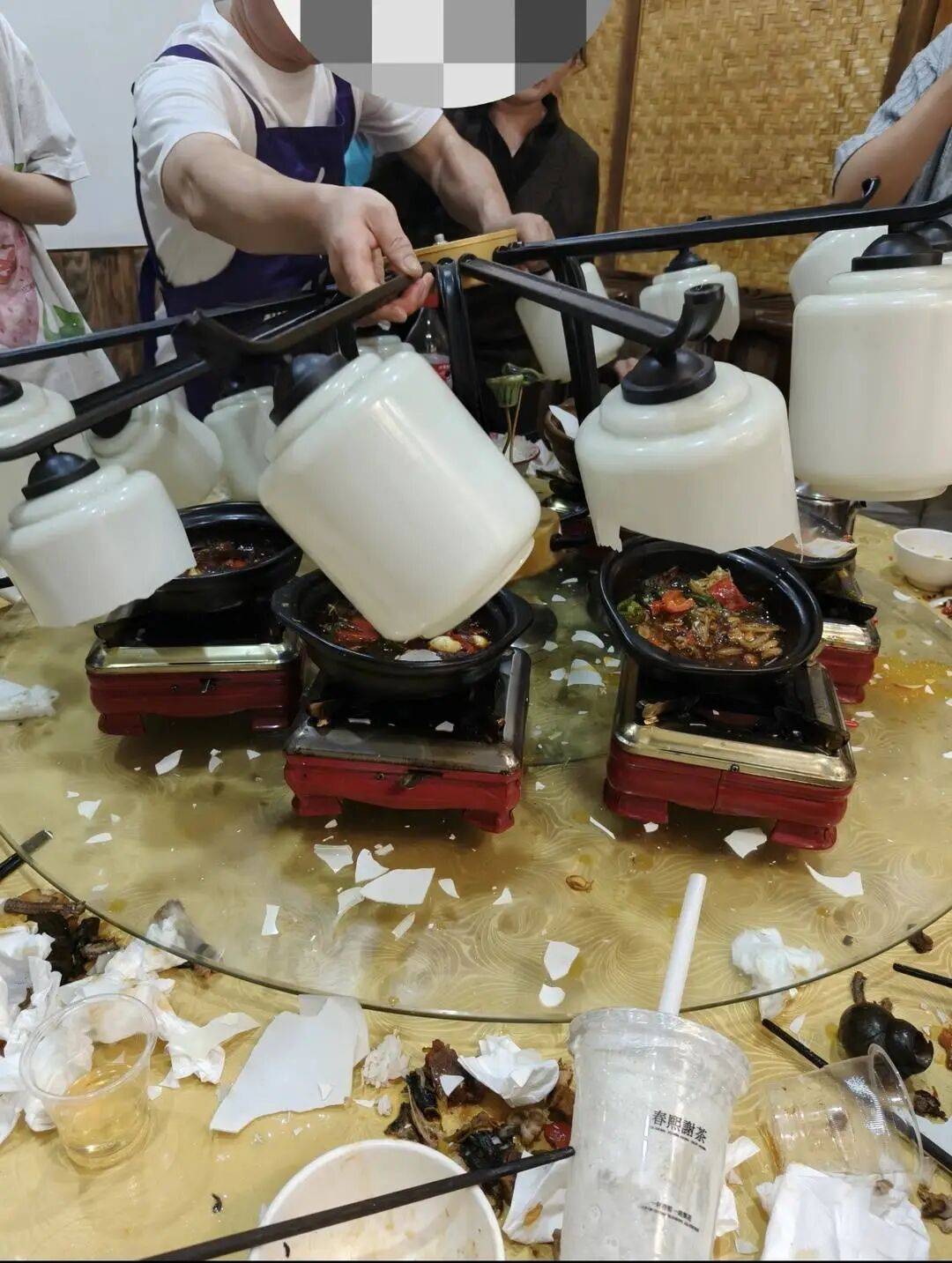 安徽一饭店客人就餐时吊灯砸落，结账时优惠了130元，老板：没有伤到人，客人将此事发到社交平台，饭店名誉受损，打算报警